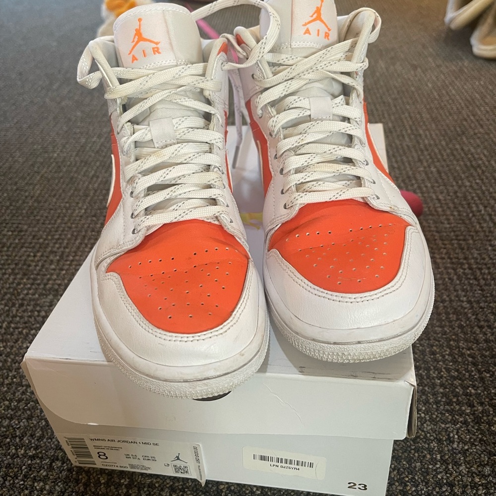 Women’s Air Jordan 1 mid SE bright citrus